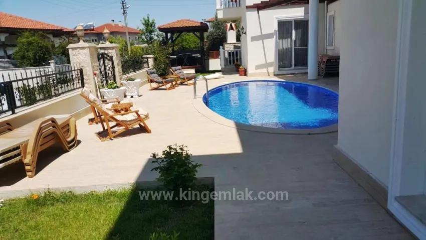 Metinler'de Ortak Havuzlu Şık Bahçe Katı Daire