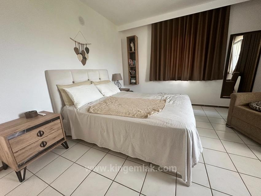 Geniş Arsa 'Ya Sahip Geleneksel Türk Evi