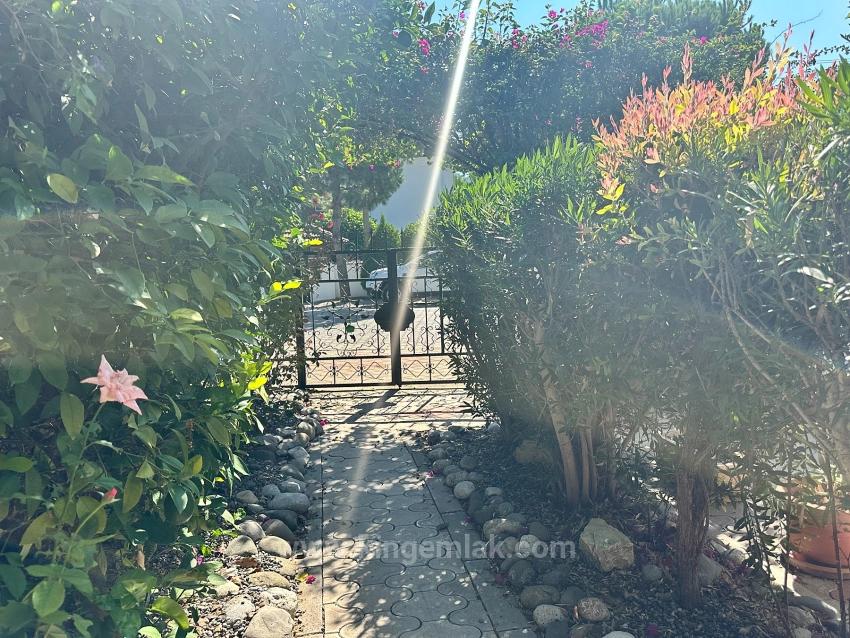 Dalyan’ın Osmanaglar Bölgesinin Kalbinde, Ortak Havuzlu Şık Yarı Müstakil Villa