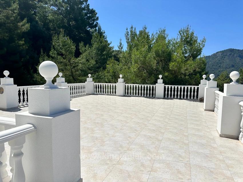 Gökbel’de Eşsiz Deniz Manzaralı 7 Odalı Lüks Malikâne – 5.000 M² Arsada Prestijli Bir Ya