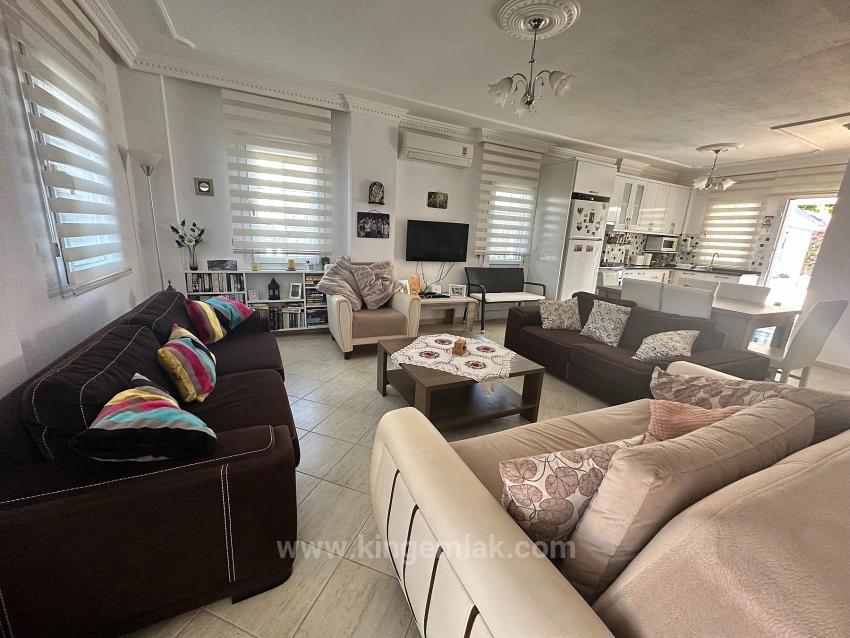 Villa Iris, Ortak Havuzlu, Modern Ve Yarı Müstakil Bir Villadır.