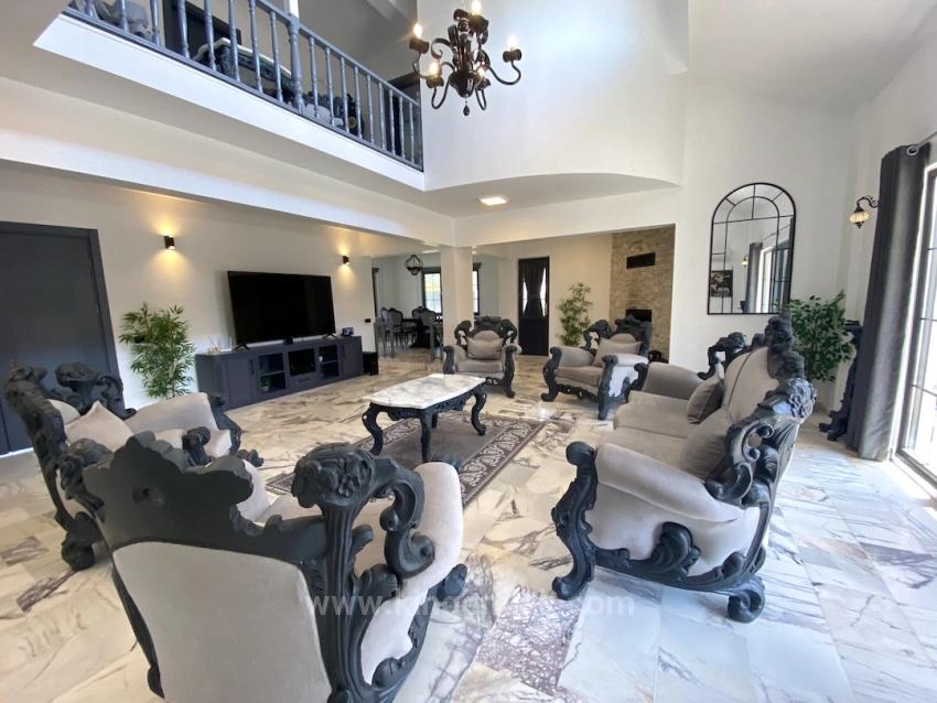 Masalsı Bir Mülk, İki Ayrı Yaşam