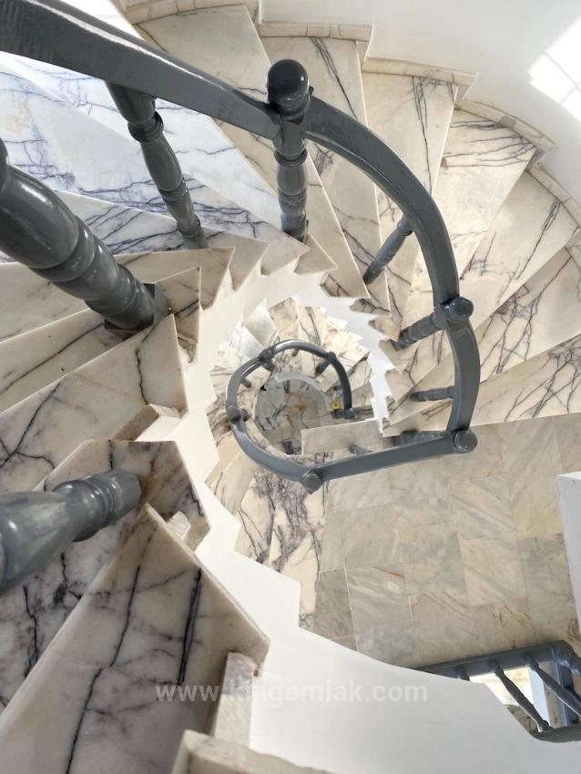 Masalsı Bir Mülk, İki Ayrı Yaşam