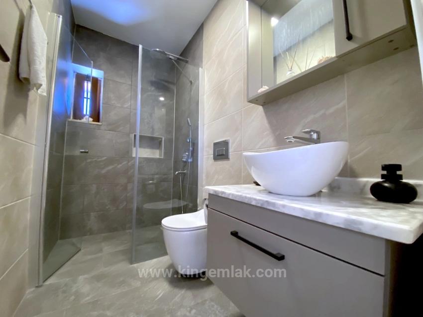 Masalsı Bir Mülk, İki Ayrı Yaşam