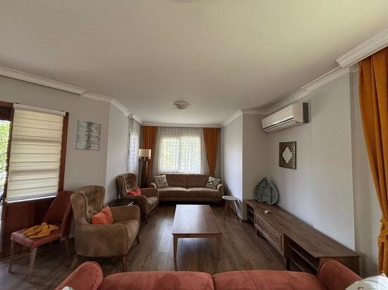 Küçük Bir Site İçerisinde Yer Alan Çekici Villa.