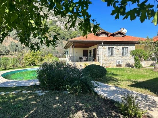 Karadağ Manzaralı, Özel Havuzlu 3+1 Geleneksel Bungalov – Uzun Dönem Kiralık