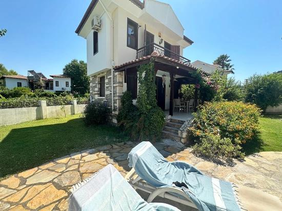 Gülpınar, Dalyan’da Şirin Bir Sitede İki Yatak Odalı Dubleks Villa