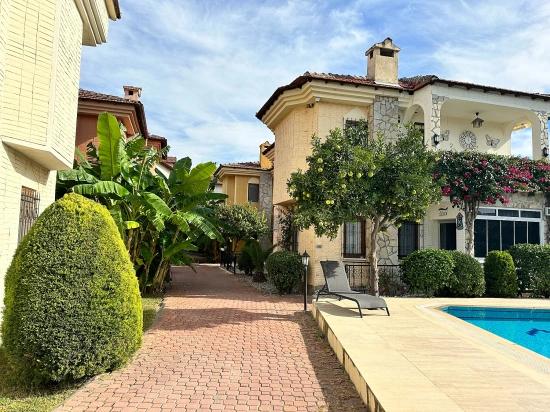 Dalyan Merkezinde Sessiz, Işıklı Ve Zamansız Bir Aile Evi