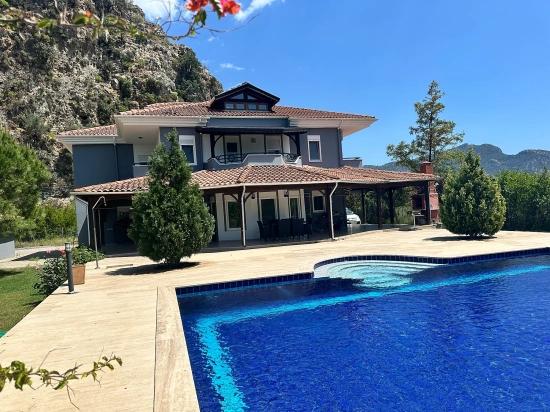 6.000 M² Özel Arazide Konumlanan Lüks Doğa Villası