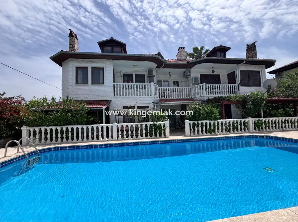 Dalyan Merkezde Ortak Havuzlu Eşyalı Triplex Villa