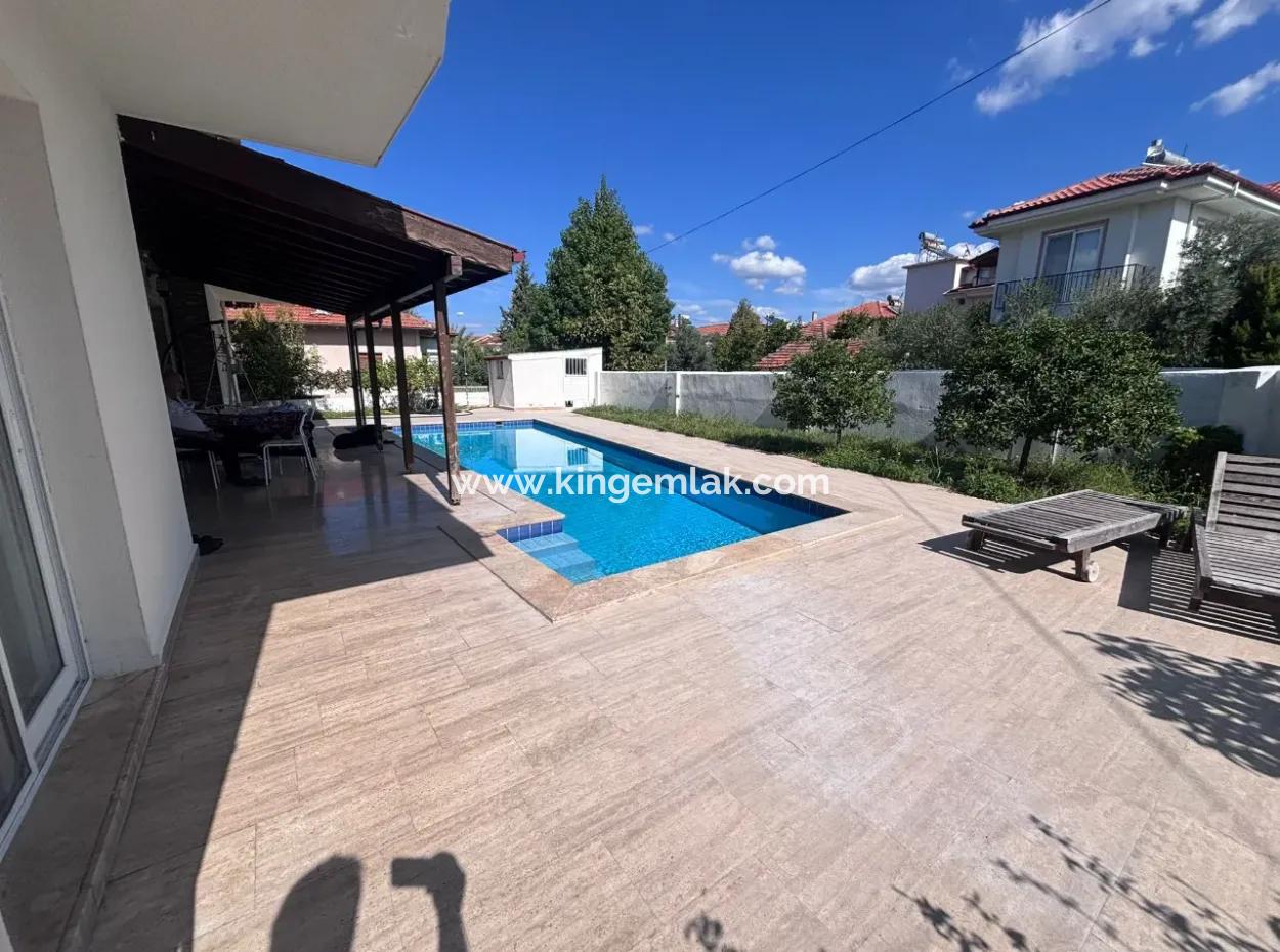 Dalyan Merkezde Satılık Tripleks Villa