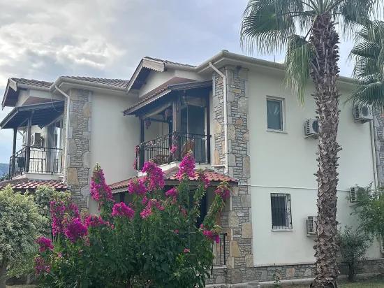 Dalyanda 1. Kat Apart Ve Geniş Güzel Bahçe